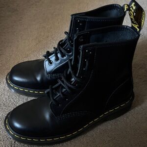 Dr. Martens 1460
Smooth Leather Lace Up Boots